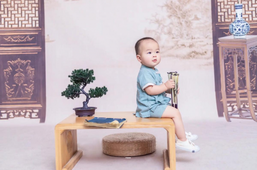 深圳宝宝边吃奶边挣扎烦躁